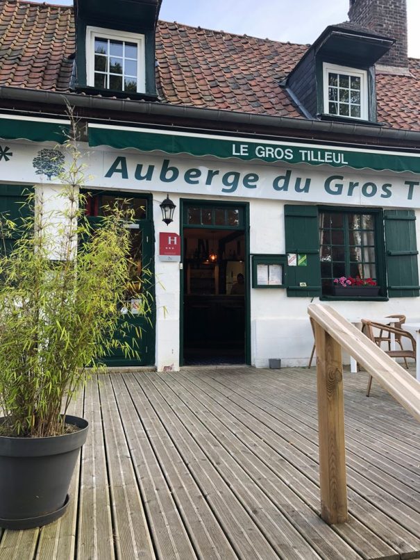 Terrasse de l'auberge face au château Renaissance d'Argoules